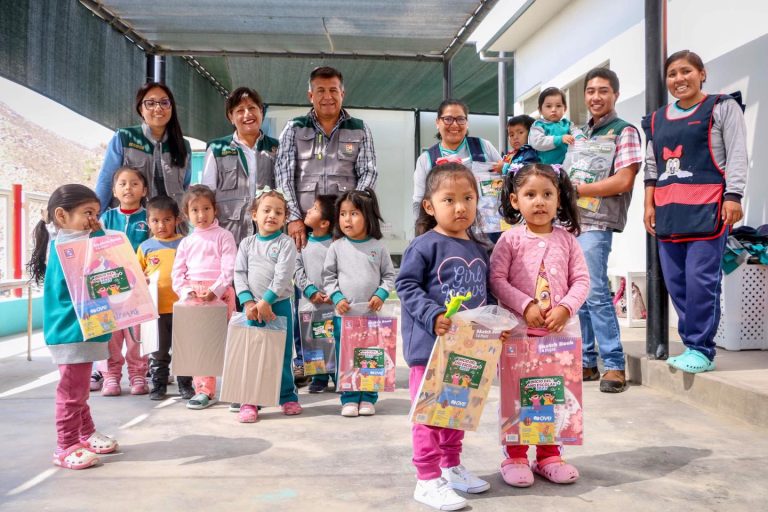 ¡Entrega de Kits Escolares en todo el distrito!