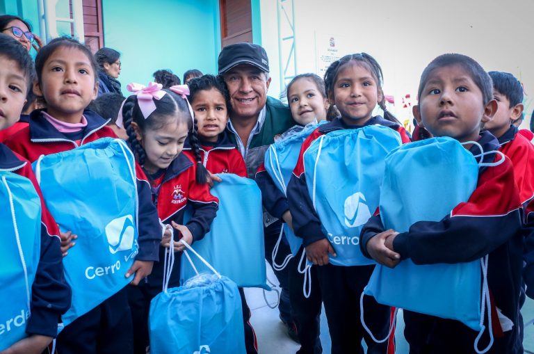 Alcalde de la Municipalidad de Uchumayo visita Instituciones Educativas