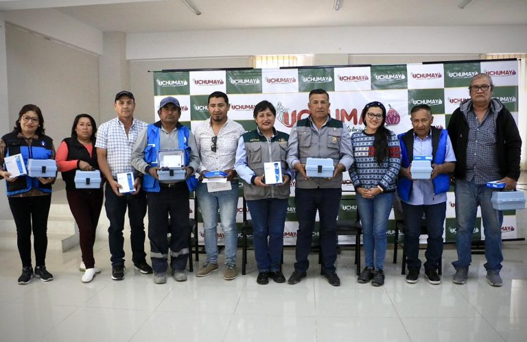 Sociedad Minera Cerro Verde dotó de equipos de monitoreo de la calidad de agua para entregarles a los responsables de prestar el Servicio de Saneamiento en el distrito.