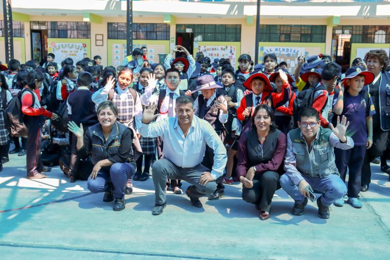 ¡Entrega de Kits Escolares en Uchumayo!